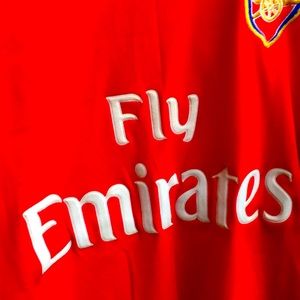 Its a fly emirates tshirt in a pretty fine condition.